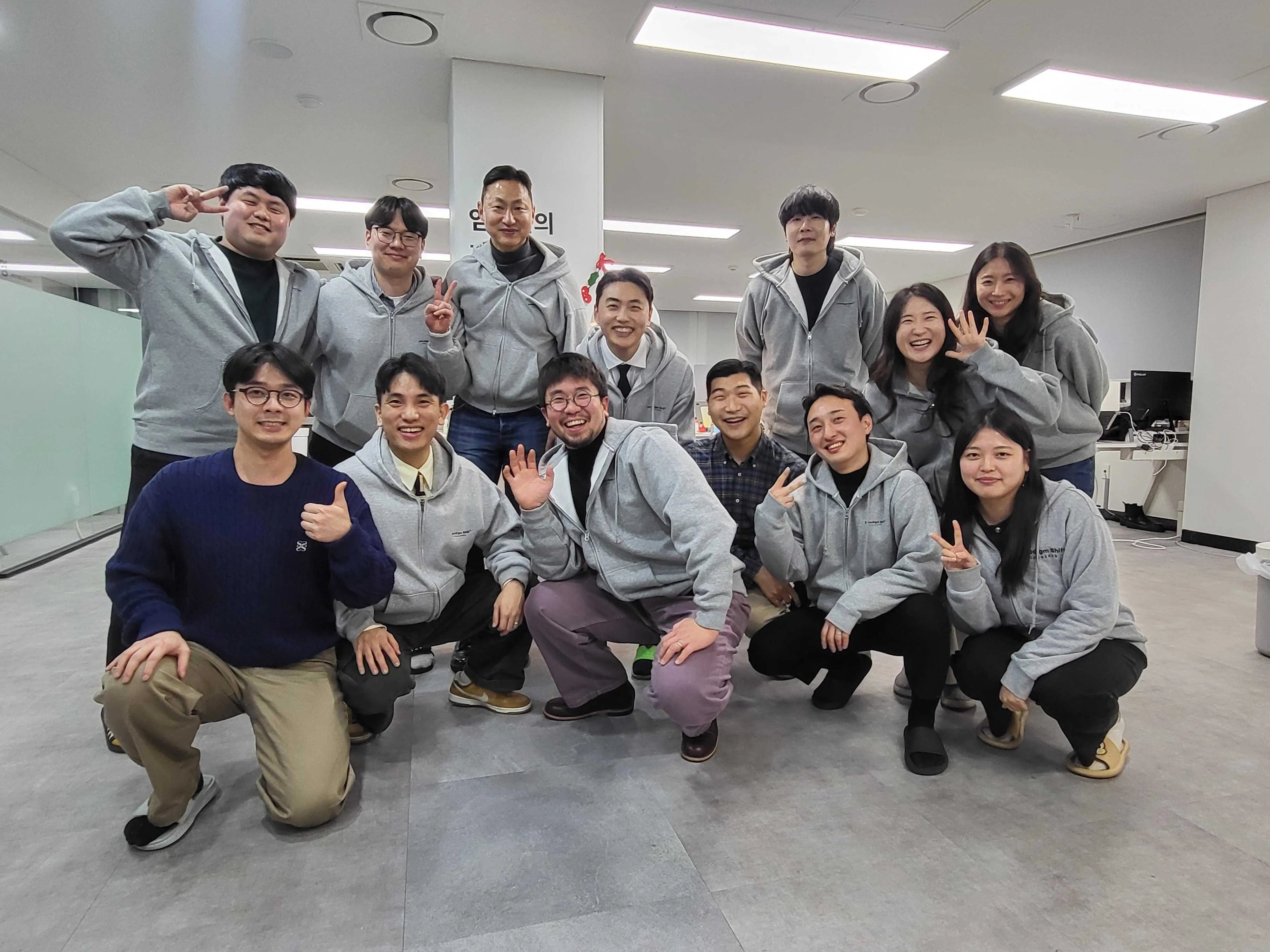 우리는 개인보다 팀을 우선으로 하며, 함께 일하는 동료들을 깊이 존중합니다.